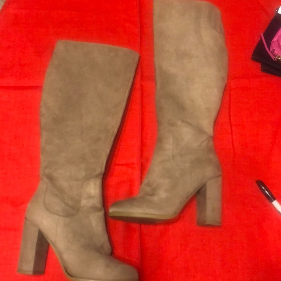 Knee length Boots. Gently worn. 4” heel. - Picture 2 of 5